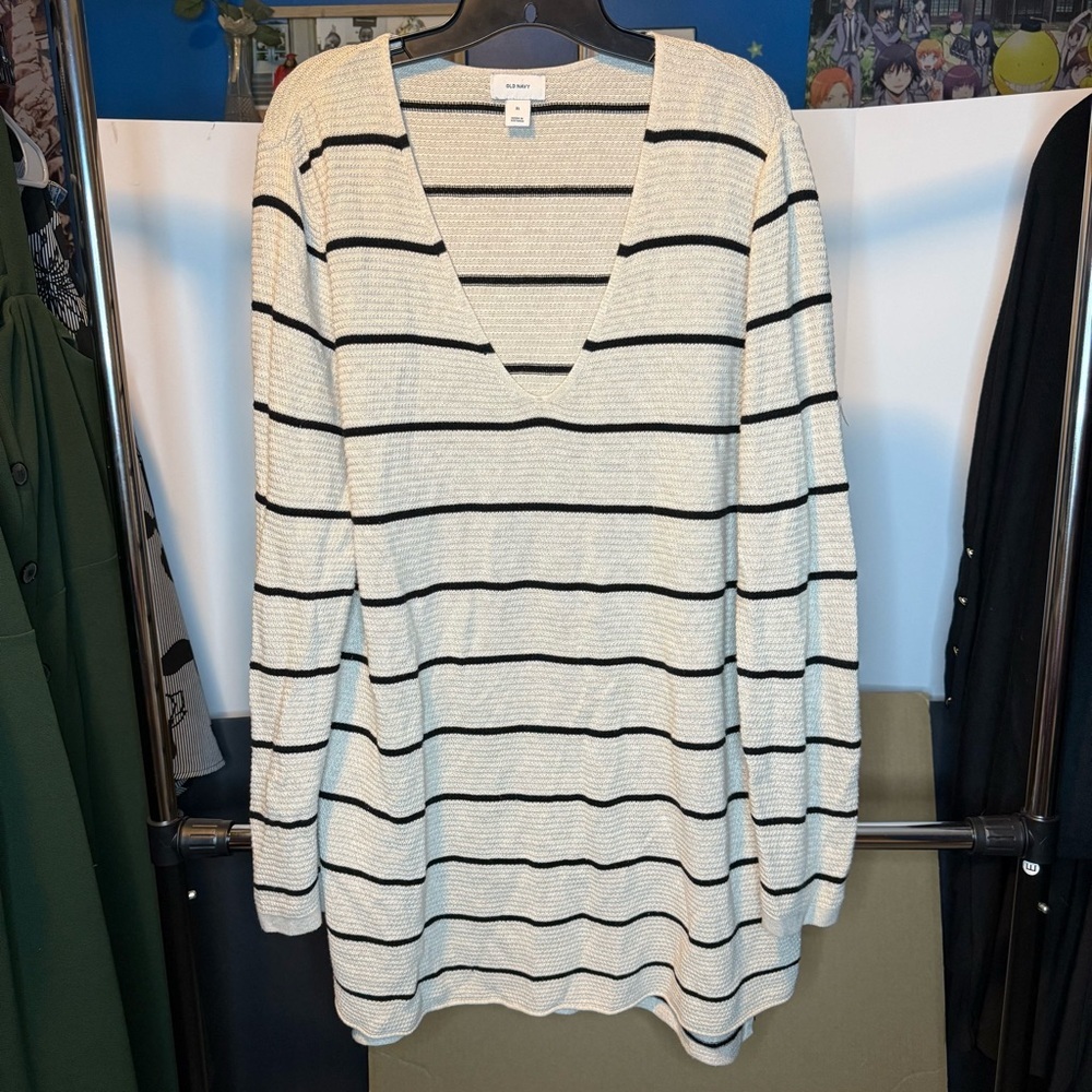 Old Navy size LX Cream and Black V-Neck Tunic Sweater